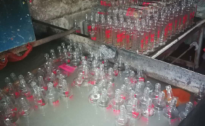 幾十秒生產(chǎn)一瓶假五糧液假洋河，56人制假酒被北京警方刑拘
