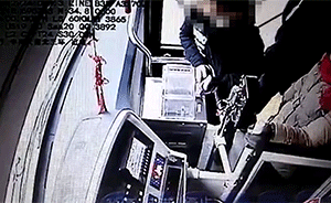 低血糖女孩坐公交晕倒，乘客争相递甜食