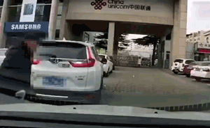 男子现“神”车技,倒车撞人再撞前后车