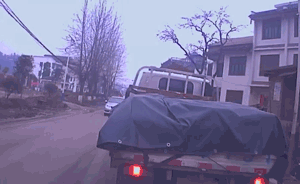 一首“大哥”令他陶醉，結果追尾了前車