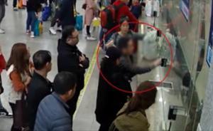 男子插队买票辱骂旅客，民警劝说遭脚踹