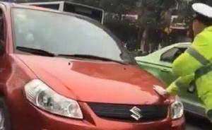 四川一男子辱罵交警并開車頂行15米被刑拘
