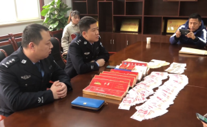 失主拿到十萬(wàn)被盜財(cái)物落淚：不信能追回