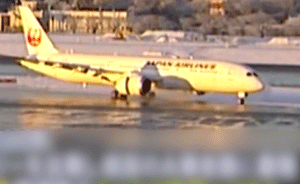 機輪打滑，日航客機東京偏出滑行道