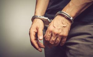 四川眉山通報(bào)：男子因感情糾紛懸掛錦旗誹謗他人，已被抓獲