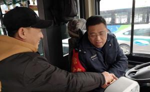 杭州市民給公交司機(jī)發(fā)糖致謝：常見斑馬線禮讓，“心里好甜”