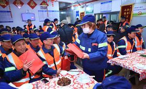 愛(ài)申活 暖心春｜交接班之際，120余位環(huán)衛(wèi)工人同吃年夜飯