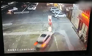 女子誤將油門當(dāng)剎車，撞飛服務(wù)區(qū)加油機(jī)