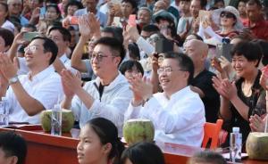 海南省委常委聯(lián)手林永健在三亞登臺獻(xiàn)唱，為市民游客送祝福