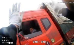 春運(yùn)返程，大樹(shù)倒下堵路司機(jī)拖著樹(shù)跑