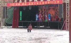 請(qǐng)來戲班祝壽，臺(tái)下老嫗獨(dú)坐，真相是？