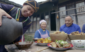 土家小伙畢業(yè)回鄉(xiāng)種天麻，用首次收成釀酒招待鄉(xiāng)親