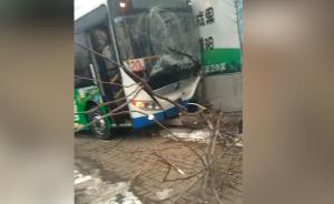 公交司机驾车时猝死，失控连撞5车