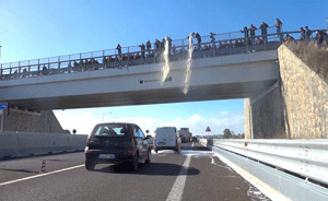 抗議奶價低，意大利奶農(nóng)倒數(shù)千升牛奶