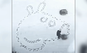 程序員雪地用腳畫佩奇走紅，女同事惡搞