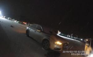 事故后司機(jī)坐車中，交警：怕冷？怕死嗎
