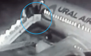 俄羅斯機場登機客梯斷裂,乘客瞬間跌落