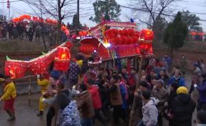 一節(jié)節(jié)板凳拼千米“長(zhǎng)龍”，村民起勁舞