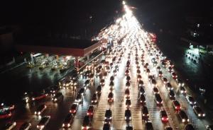 航拍滬昆高速春運(yùn)返程高峰