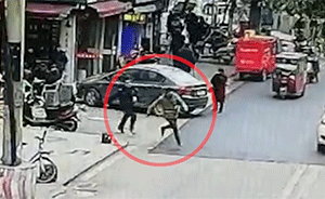 民警猛追八百米抓偷车贼，太快跑掉鞋