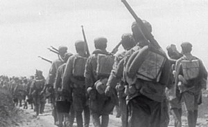 第二野戰(zhàn)軍老兵回憶舊時軍服：一件罩衣加短褲