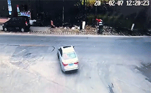 開錯路被提醒，女司機(jī)一緊張撞飛路人