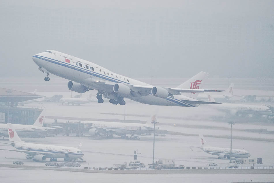 01-VCG1111915623502月14日（今日），首都機(jī)場迎來入冬以來最強(qiáng)降雪天氣。凌晨5點(diǎn)14分首都機(jī)場開始降雪，預(yù)計(jì)降雪將持續(xù)至21點(diǎn)，11點(diǎn)至16點(diǎn)短時(shí)中雪，能見度將會下降至1公里左右，全天累積降雪量