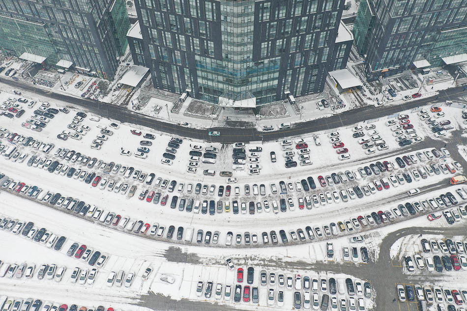 07-VCG1111915828512019年2月14日，航拍雪后濟(jì)南市高新區(qū)某停車場上千輛汽車停放在潔白大地上秩序井然、整齊劃一宛如棋子，震撼壯觀。