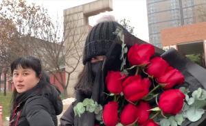 情人節(jié)一大早，她把玫瑰花賣到民政局門口