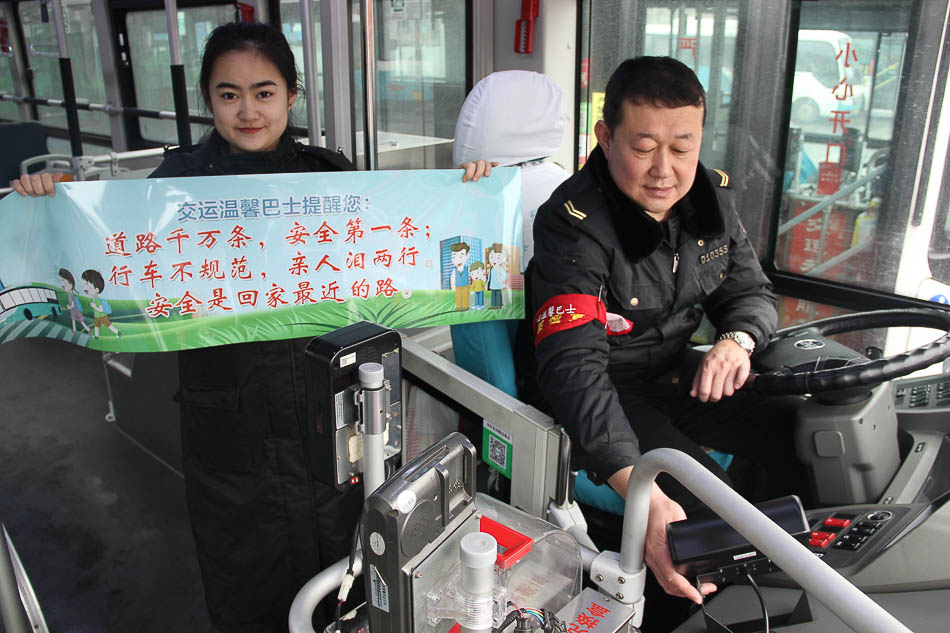 04-VCG1111917935132019年2月15日，青島，市民乘坐31路公交車時(shí)，車內(nèi)的語音報(bào)站器就會(huì)自動(dòng)響起最近大火的電影《流浪地球》里的經(jīng)典臺(tái)詞，除了語音播報(bào)提醒，溫馨巴士在車箱內(nèi)懸掛安全提示標(biāo)語。