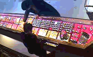 試戴金店最貴項(xiàng)鏈，男子秒搶一分鐘被抓