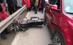 因不滿辱罵，轎車實(shí)線超車別倒摩托車：兩司機(jī)均被扣分罰款