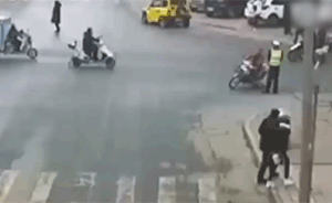 尷尬！男子醉駕“恰巧”摔在交警面前