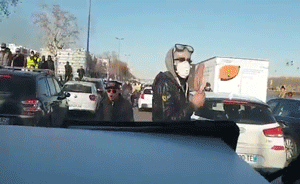 法國黃背心抗議者又砸警車，逼哭女警