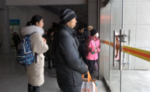 父親帶著小馬扎陪女兒藝考，等累了坐會