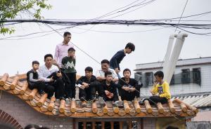 潮汕習(xí)俗“營(yíng)老爺”讓人眼界大開(kāi)，村民們爬上墻頭圍觀