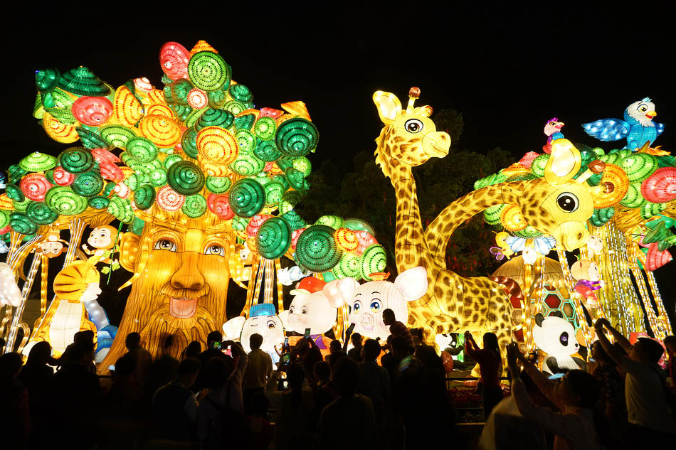 廣州越秀公園VCG1111920976962019年2月17日晚上，廣州越秀公園，市民、游客錯峰到越秀花燈會欣賞元宵花燈。
