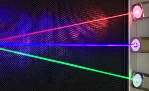 买激光笔给4岁儿子当礼物，自己右眼被灼伤视力仅剩0.03