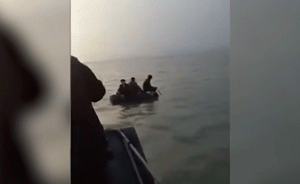 兒童海邊玩耍，坐泡沫板漂向外海被救回