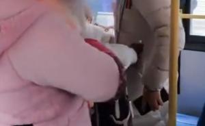 漢中一女子稱在公交車上丟手機(jī)，對40余名乘客挨個(gè)“搜身”