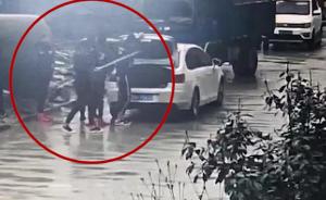 未成年人持红缨枪和关公刀抢劫成年人