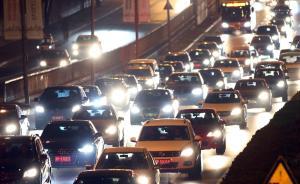 京津冀及周邊或現(xiàn)重污染天氣，北京23日0時起機動車限行