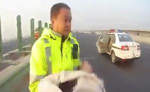 民警發(fā)現(xiàn)車停駛，打開門司機(jī)一頭倒栽下來