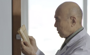 老軍醫(yī)不忍生命消逝，挑戰(zhàn)治療白血病