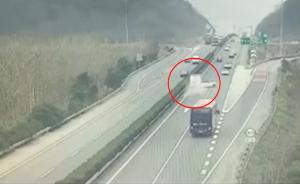轎車高速上拋錨，司機(jī)撤離后目睹被追尾