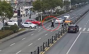 辅警搀扶老人过马路，车流静止26秒