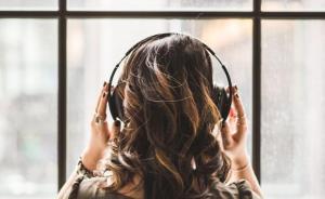 中國(guó)新聞周刊：每天戴耳機(jī)殺時(shí)間，這屆年輕人“未老先聾”