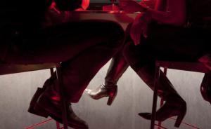 抓“小三”敲错门邂逅小伙子还谈起“恋爱”：浙江女商人被骗