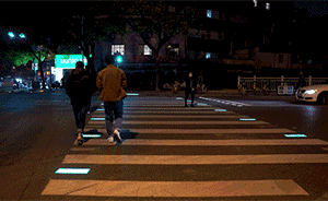 斑馬線會發(fā)光、闖紅燈會提示……為了你的安全警察叔叔拼了