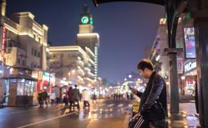 當過群演偶像王寶強，90后小伙橫店開網(wǎng)約車“追夢”